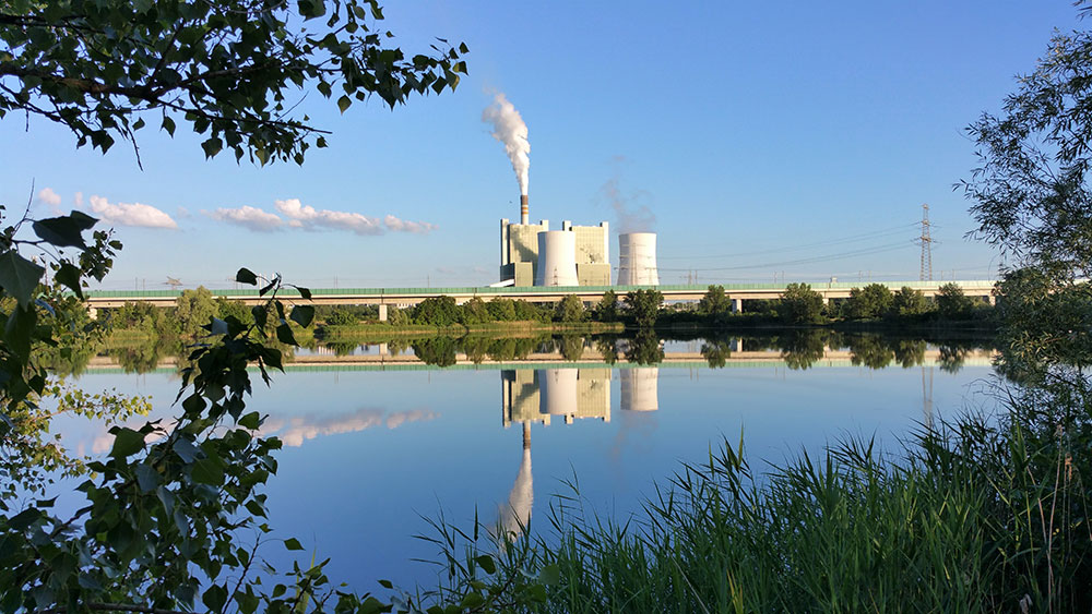 Saale Energie GmbH - Kraftwerk Schkopau vom See